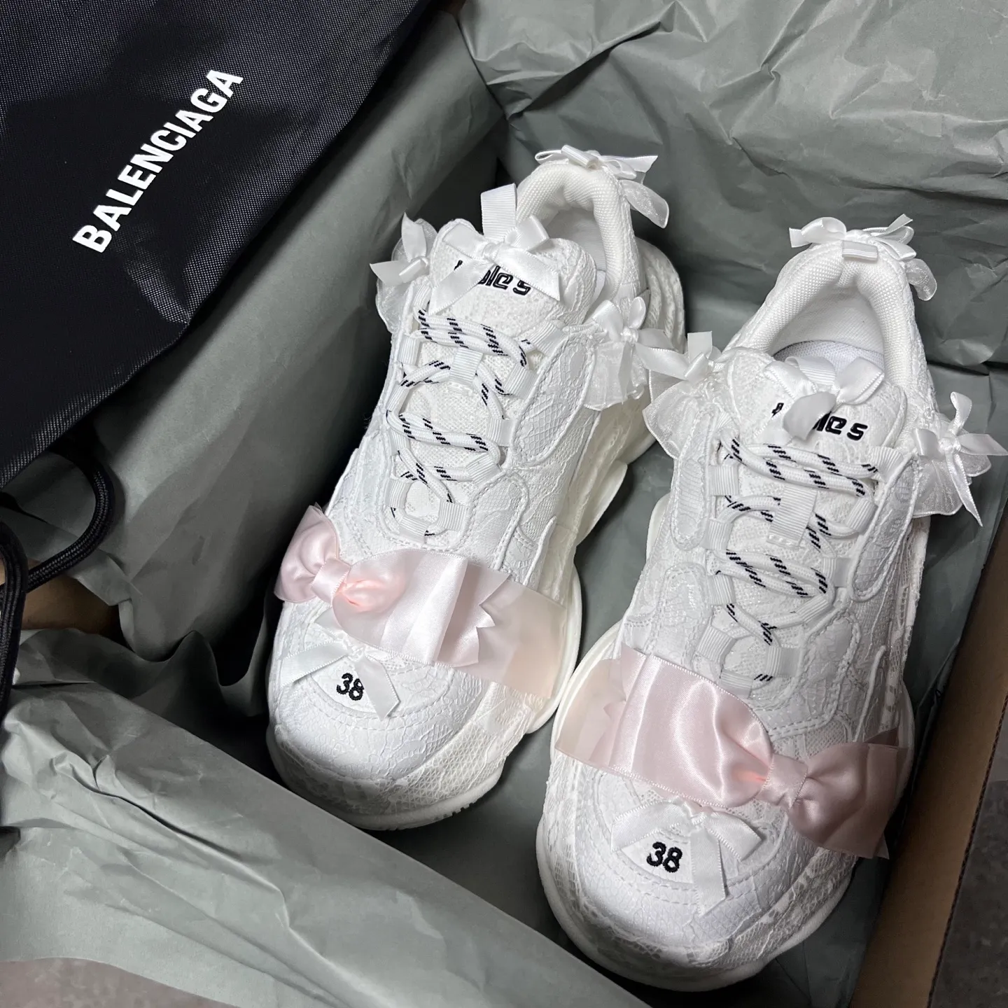 👟👟Ex-factory price 720👟👟 BALENCIAGA, lace bow Paris daddy, lace bow🎀triples are really super cute, white lace➕pink ribbon bow🎀definitely touches the heart of girls, this design actually has a sweet and cool feeling! There’s no girl who doesn’t like lace! Break through the cool dad shoe series and boldly try sweet styles! Code number: 35-39 (40 customized)